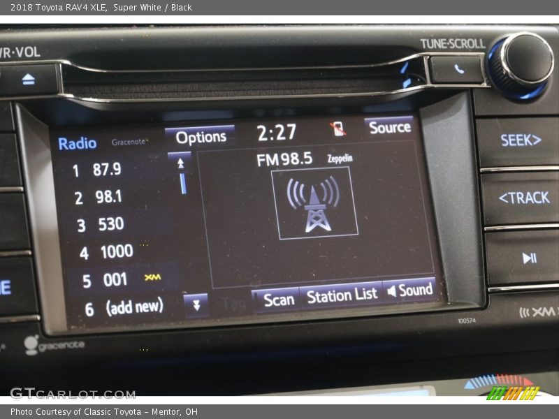 Super White / Black 2018 Toyota RAV4 XLE