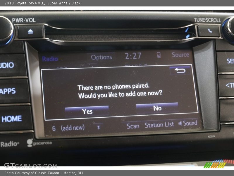 Super White / Black 2018 Toyota RAV4 XLE