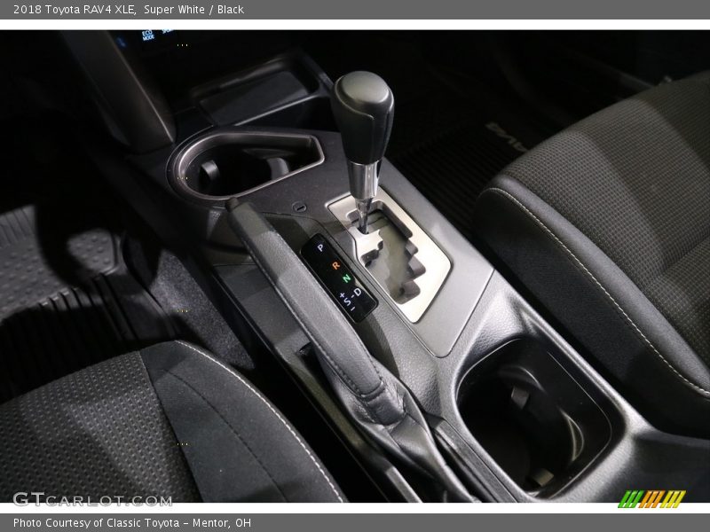 Super White / Black 2018 Toyota RAV4 XLE