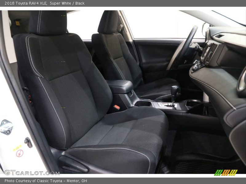 Super White / Black 2018 Toyota RAV4 XLE