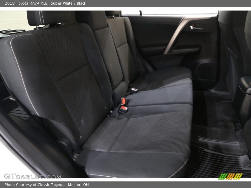 Super White / Black 2018 Toyota RAV4 XLE