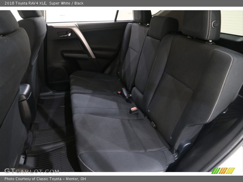 Super White / Black 2018 Toyota RAV4 XLE