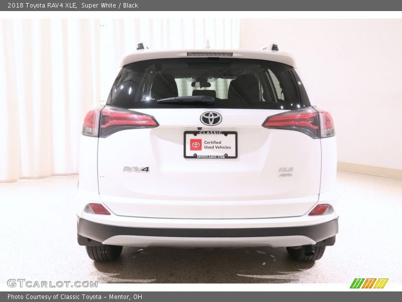 Super White / Black 2018 Toyota RAV4 XLE