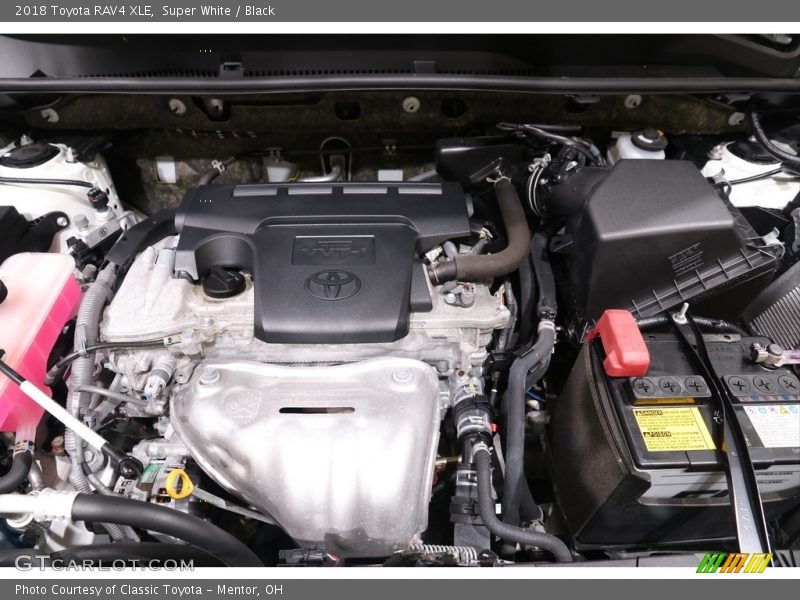 Super White / Black 2018 Toyota RAV4 XLE