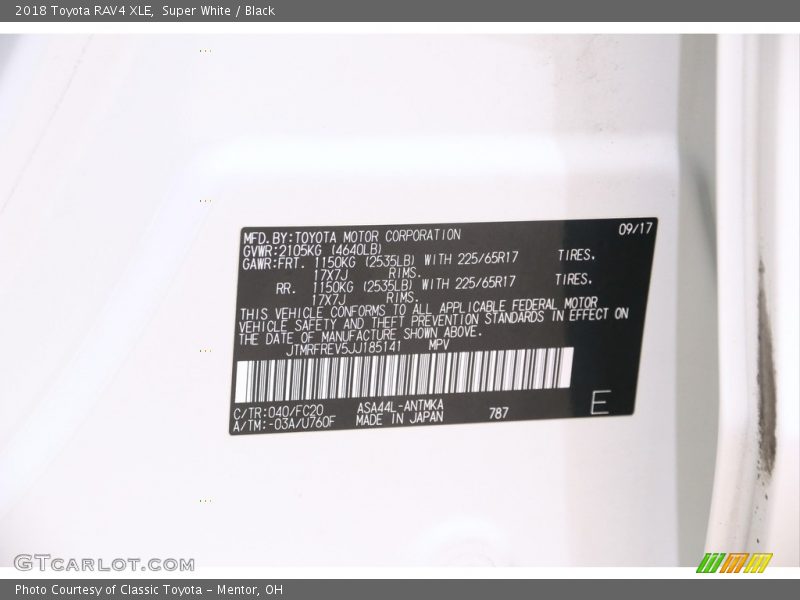 Super White / Black 2018 Toyota RAV4 XLE