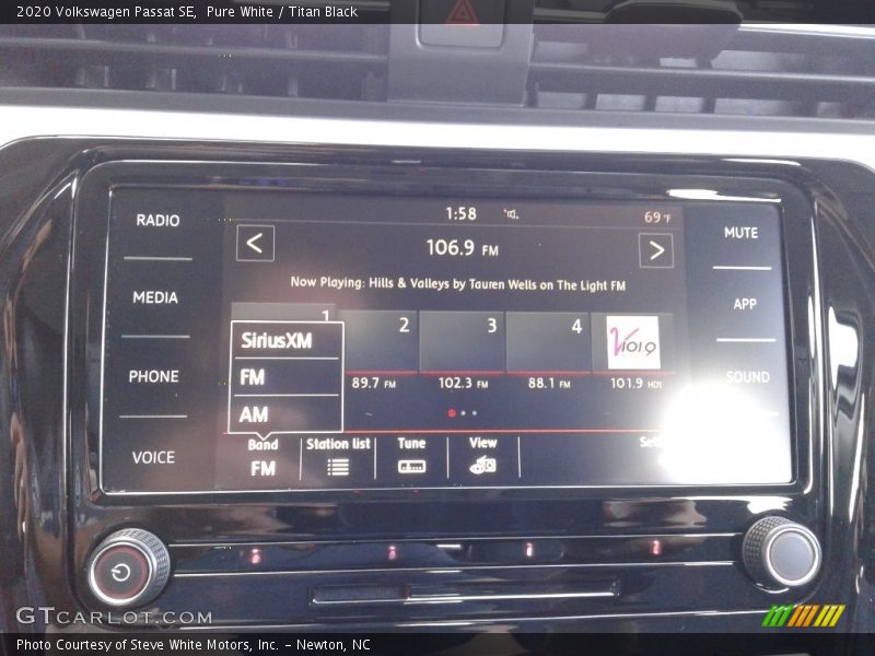 Pure White / Titan Black 2020 Volkswagen Passat SE