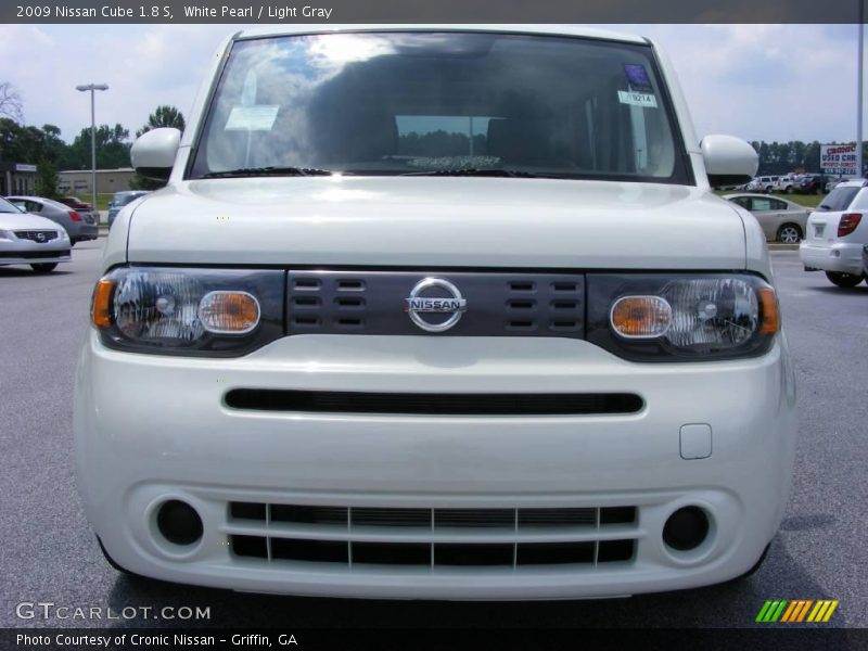 White Pearl / Light Gray 2009 Nissan Cube 1.8 S