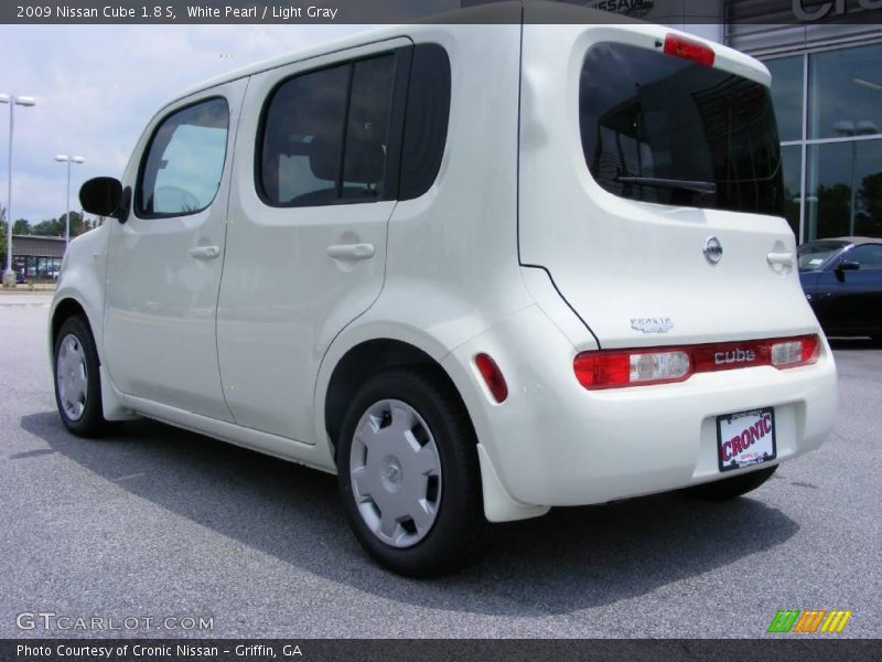 White Pearl / Light Gray 2009 Nissan Cube 1.8 S