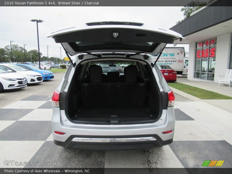 Brilliant Silver / Charcoal 2016 Nissan Pathfinder S 4x4