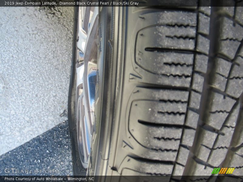 Diamond Black Crystal Pearl / Black/Ski Gray 2019 Jeep Compass Latitude