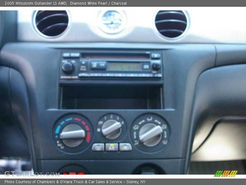 Diamond White Pearl / Charcoal 2005 Mitsubishi Outlander LS AWD