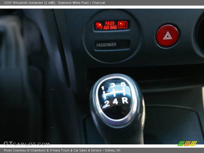 Diamond White Pearl / Charcoal 2005 Mitsubishi Outlander LS AWD