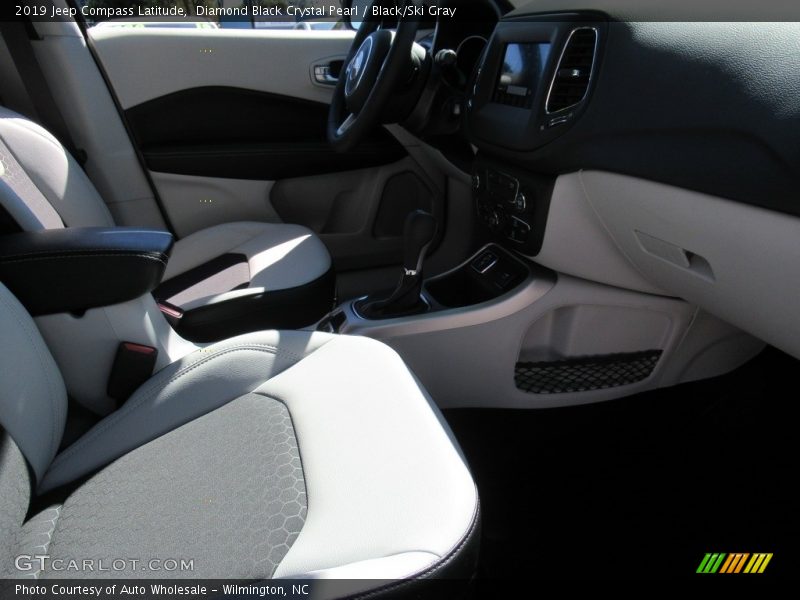 Diamond Black Crystal Pearl / Black/Ski Gray 2019 Jeep Compass Latitude