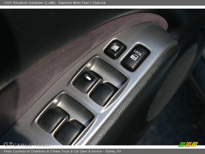 Diamond White Pearl / Charcoal 2005 Mitsubishi Outlander LS AWD