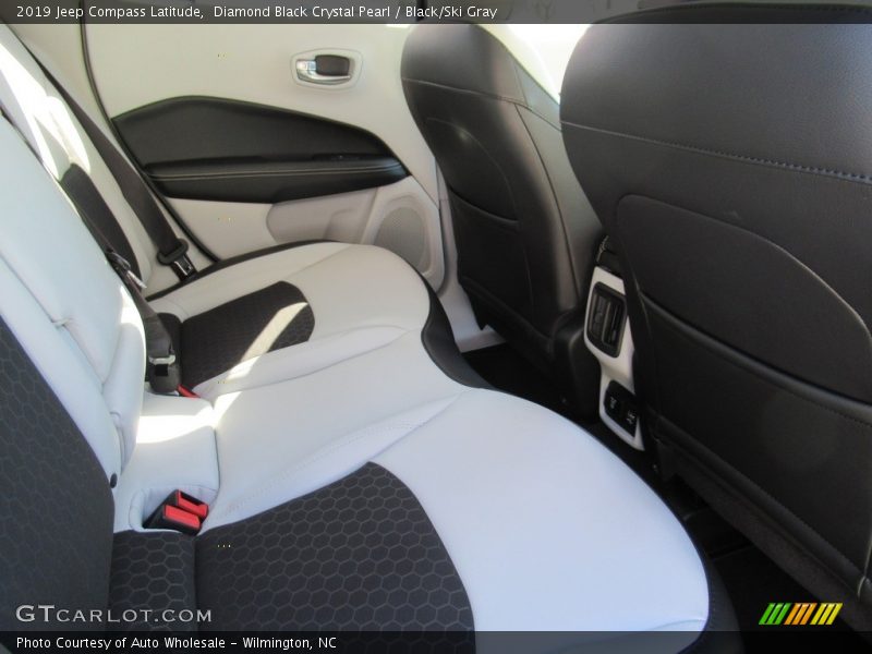 Diamond Black Crystal Pearl / Black/Ski Gray 2019 Jeep Compass Latitude
