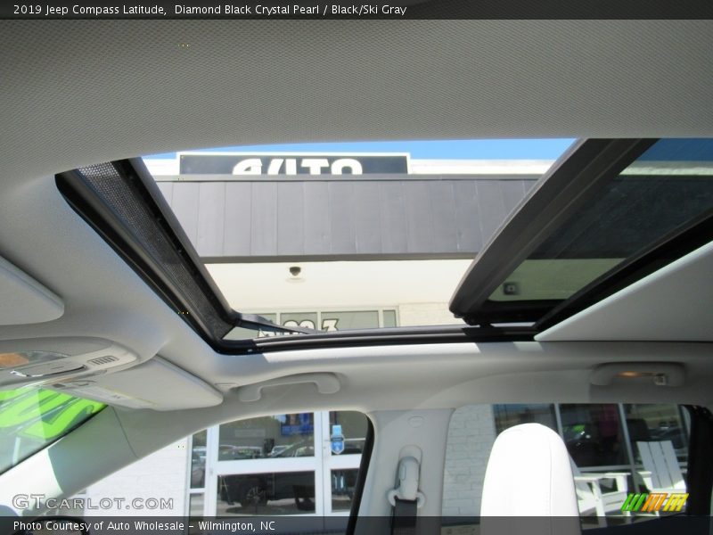 Diamond Black Crystal Pearl / Black/Ski Gray 2019 Jeep Compass Latitude