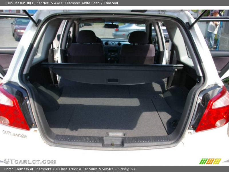 Diamond White Pearl / Charcoal 2005 Mitsubishi Outlander LS AWD