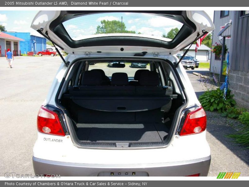 Diamond White Pearl / Charcoal 2005 Mitsubishi Outlander LS AWD
