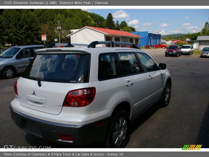 Diamond White Pearl / Charcoal 2005 Mitsubishi Outlander LS AWD