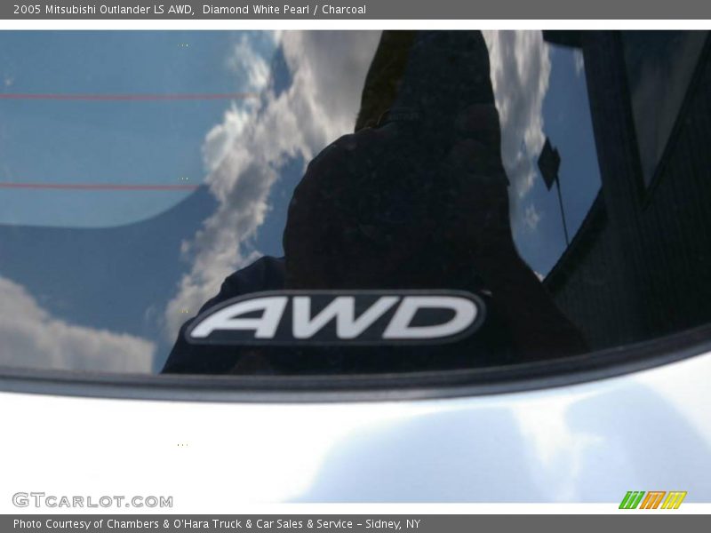 Diamond White Pearl / Charcoal 2005 Mitsubishi Outlander LS AWD