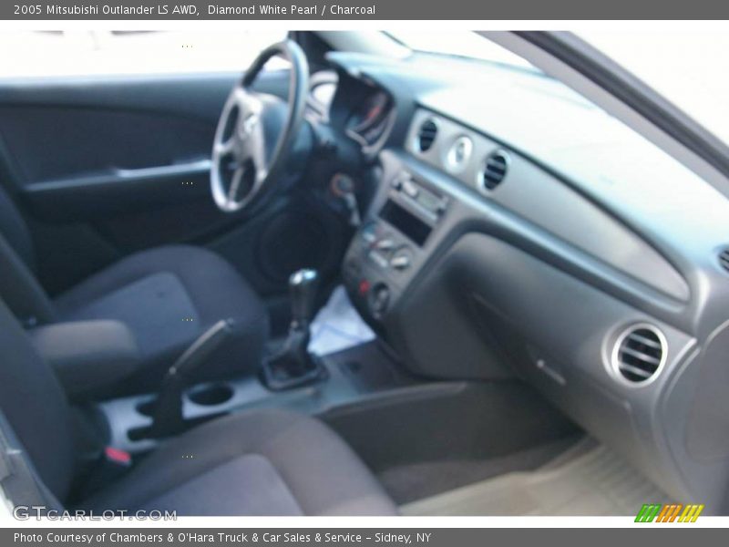 Diamond White Pearl / Charcoal 2005 Mitsubishi Outlander LS AWD