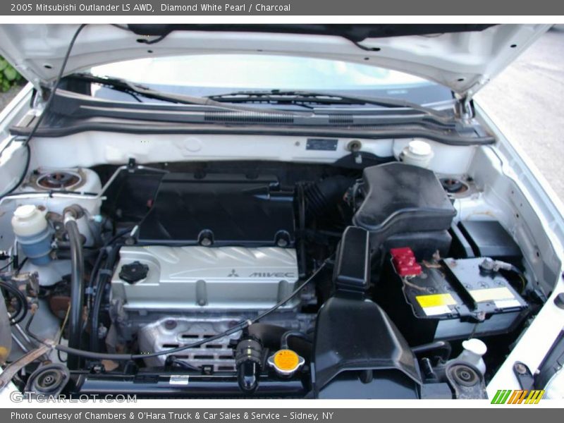 Diamond White Pearl / Charcoal 2005 Mitsubishi Outlander LS AWD
