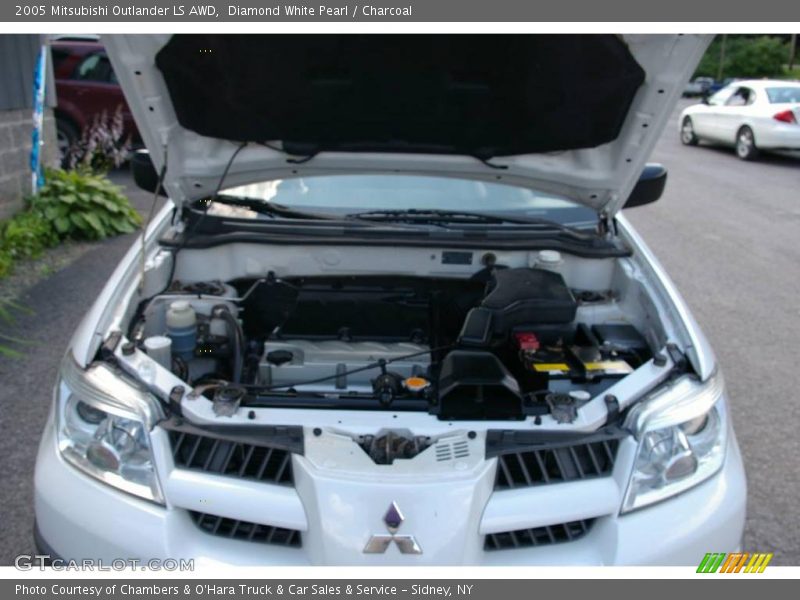 Diamond White Pearl / Charcoal 2005 Mitsubishi Outlander LS AWD