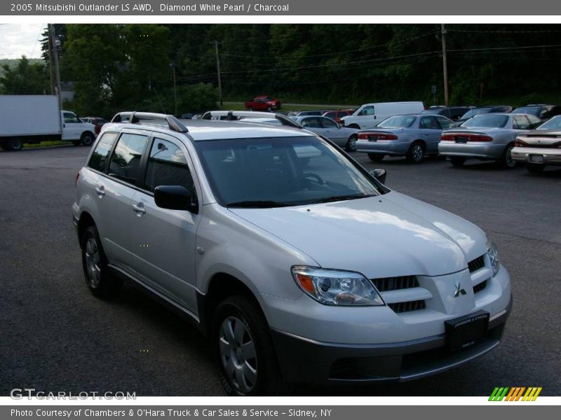 Diamond White Pearl / Charcoal 2005 Mitsubishi Outlander LS AWD