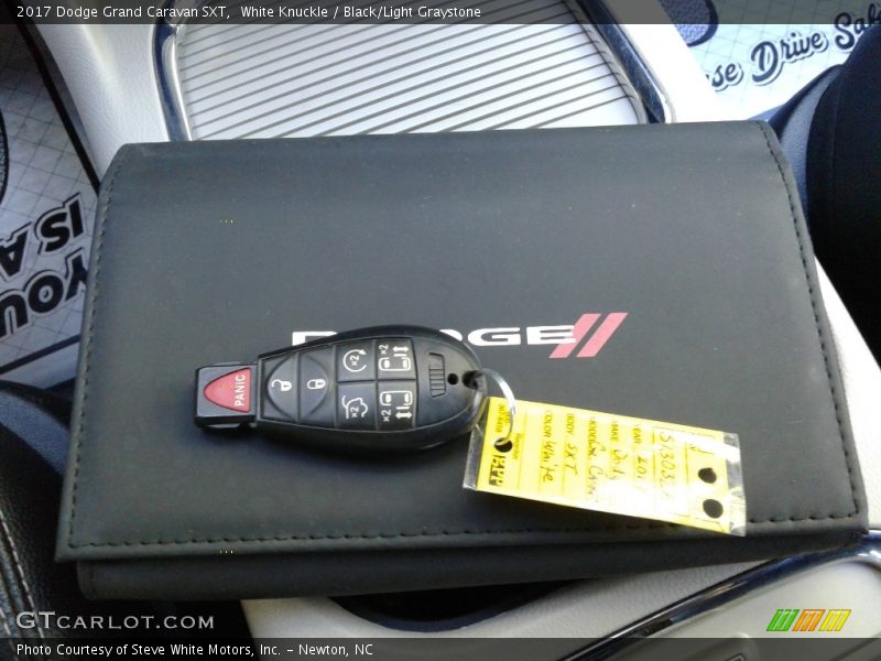 White Knuckle / Black/Light Graystone 2017 Dodge Grand Caravan SXT