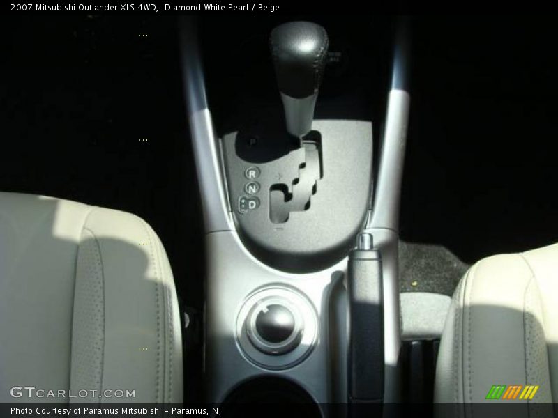 Diamond White Pearl / Beige 2007 Mitsubishi Outlander XLS 4WD
