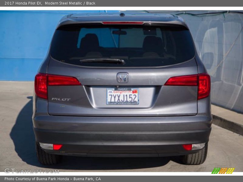 Modern Steel Metallic / Black 2017 Honda Pilot EX