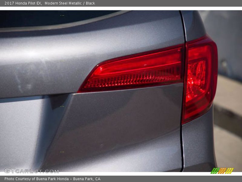 Modern Steel Metallic / Black 2017 Honda Pilot EX