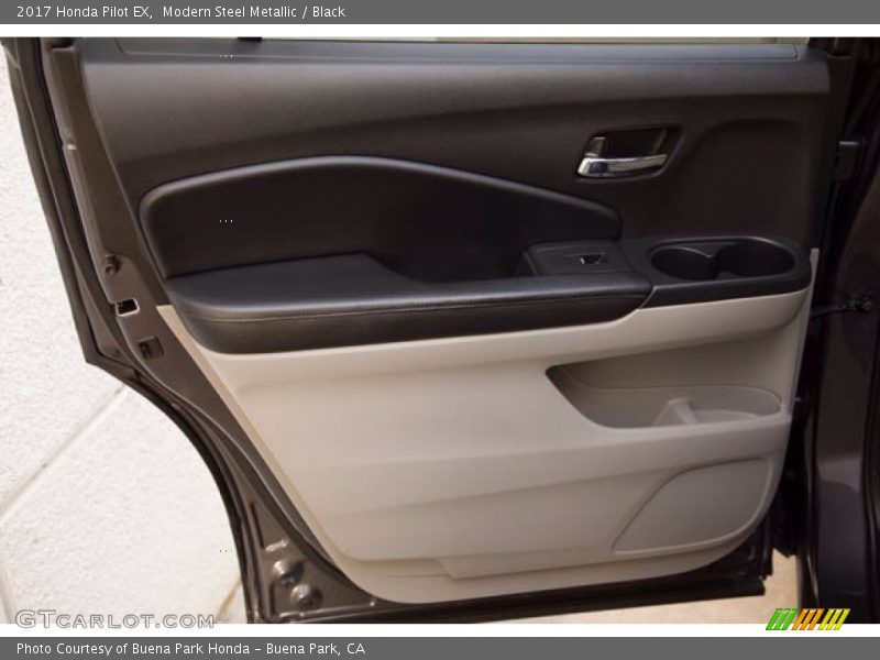 Modern Steel Metallic / Black 2017 Honda Pilot EX