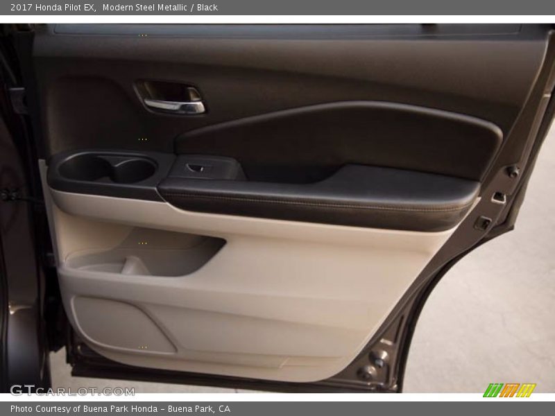 Modern Steel Metallic / Black 2017 Honda Pilot EX