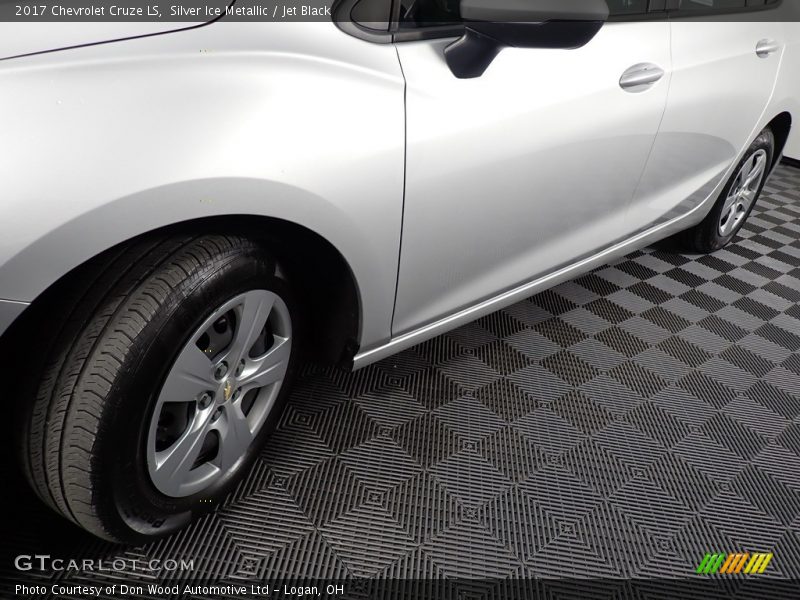 Silver Ice Metallic / Jet Black 2017 Chevrolet Cruze LS