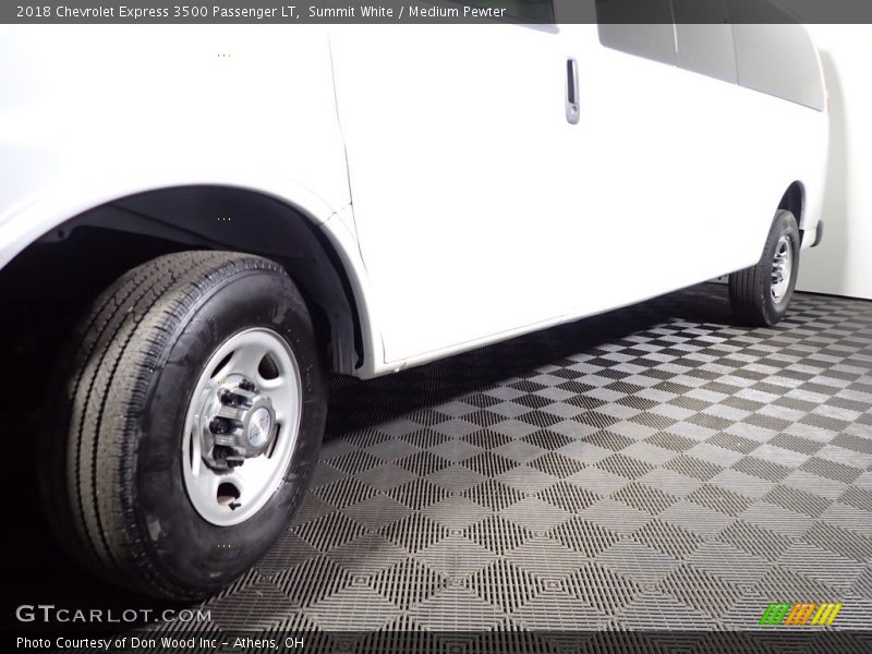 Summit White / Medium Pewter 2018 Chevrolet Express 3500 Passenger LT