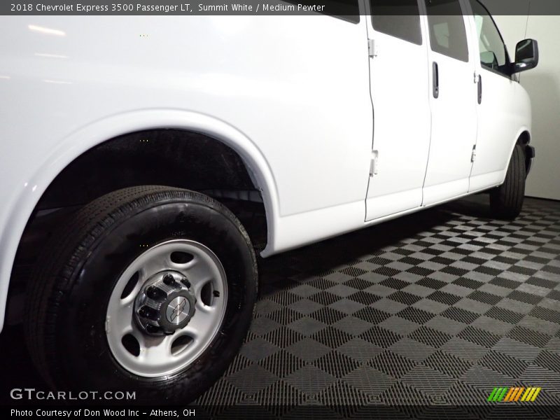 Summit White / Medium Pewter 2018 Chevrolet Express 3500 Passenger LT