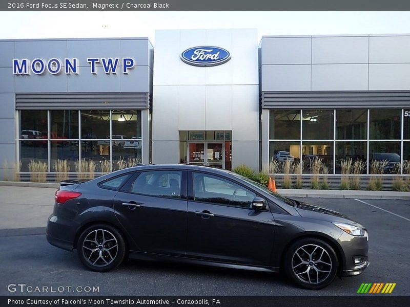 Magnetic / Charcoal Black 2016 Ford Focus SE Sedan
