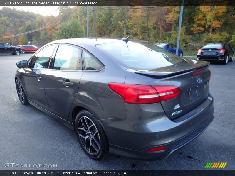 Magnetic / Charcoal Black 2016 Ford Focus SE Sedan