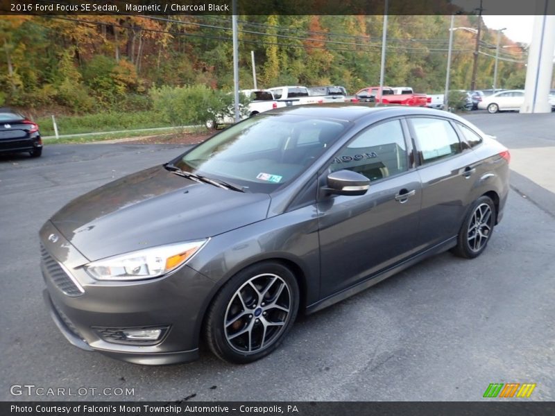 Magnetic / Charcoal Black 2016 Ford Focus SE Sedan