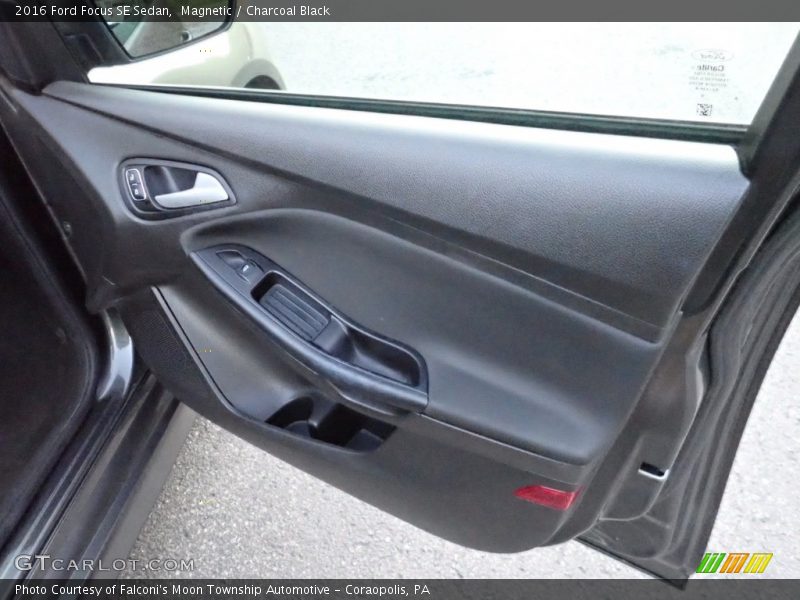 Magnetic / Charcoal Black 2016 Ford Focus SE Sedan