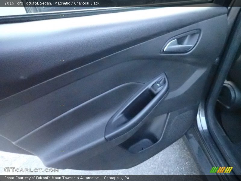 Magnetic / Charcoal Black 2016 Ford Focus SE Sedan