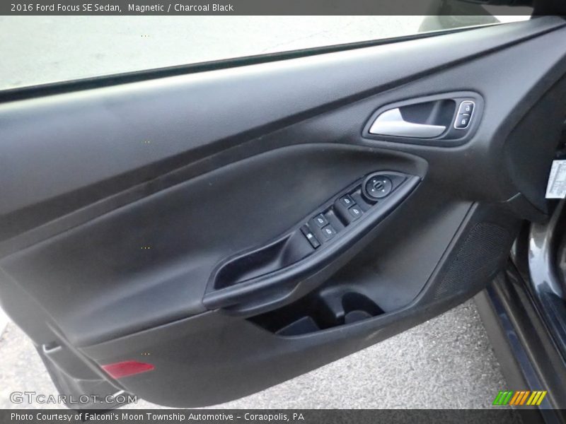 Magnetic / Charcoal Black 2016 Ford Focus SE Sedan