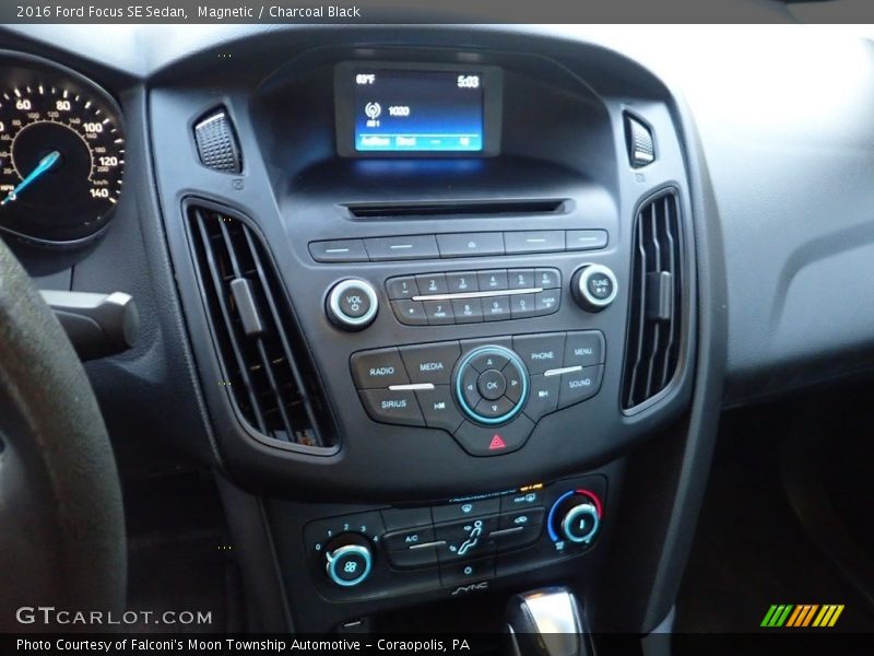 Magnetic / Charcoal Black 2016 Ford Focus SE Sedan