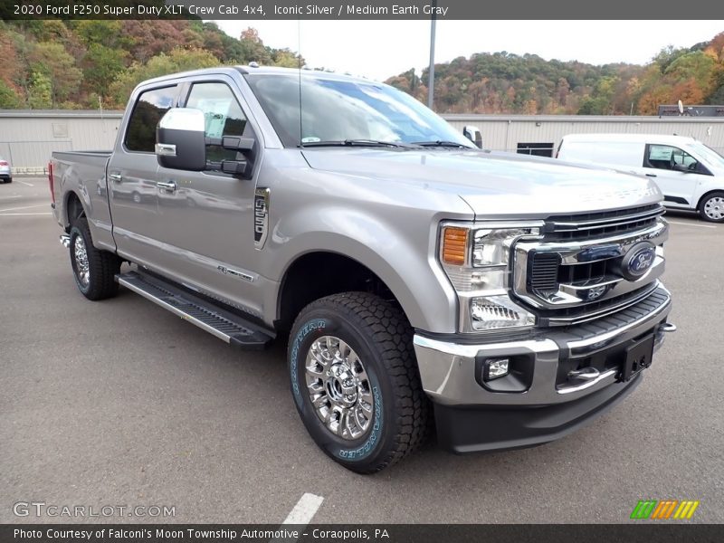 Front 3/4 View of 2020 F250 Super Duty XLT Crew Cab 4x4