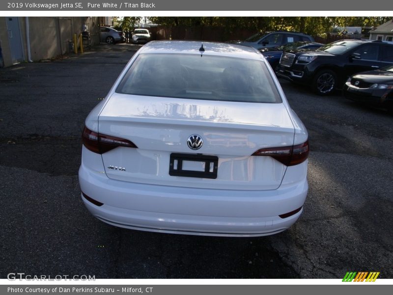 Pure White / Titan Black 2019 Volkswagen Jetta SE