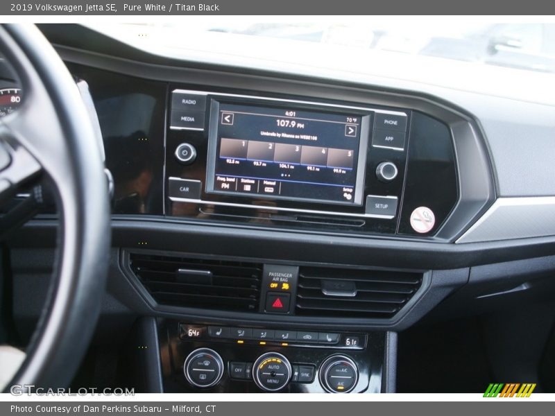 Pure White / Titan Black 2019 Volkswagen Jetta SE