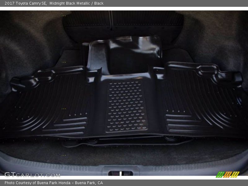 Midnight Black Metallic / Black 2017 Toyota Camry SE