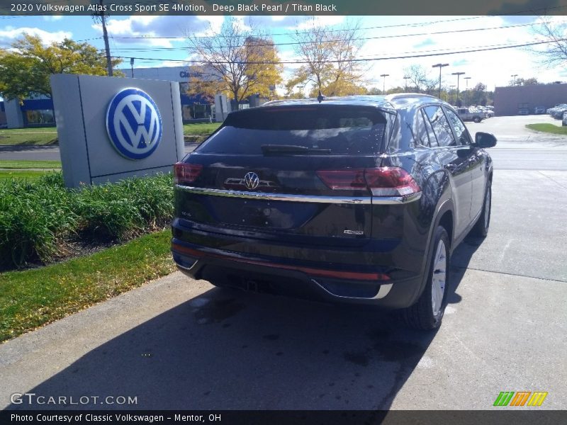 Deep Black Pearl / Titan Black 2020 Volkswagen Atlas Cross Sport SE 4Motion