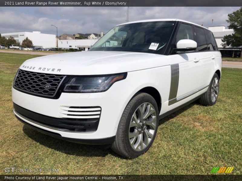 Front 3/4 View of 2021 Range Rover Westminster